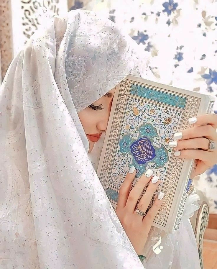 ٹوٹ جائیں مگر اللہ کی ذات سے جڑے رہیں 
کیونکہ لوگ چھوڑ دیتے ہیں اللہ نہیں چھوڑتا