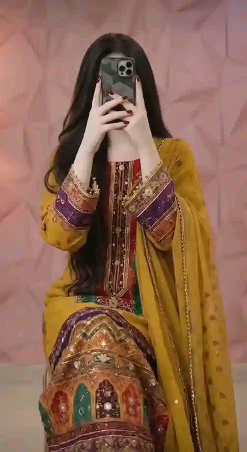 سادہ ہی سہی، مگر ایک معیار بنا رکھا ہے

ہم ہر چمکتی چیز پر مرا نہیں کرتے۔ ✨🖤