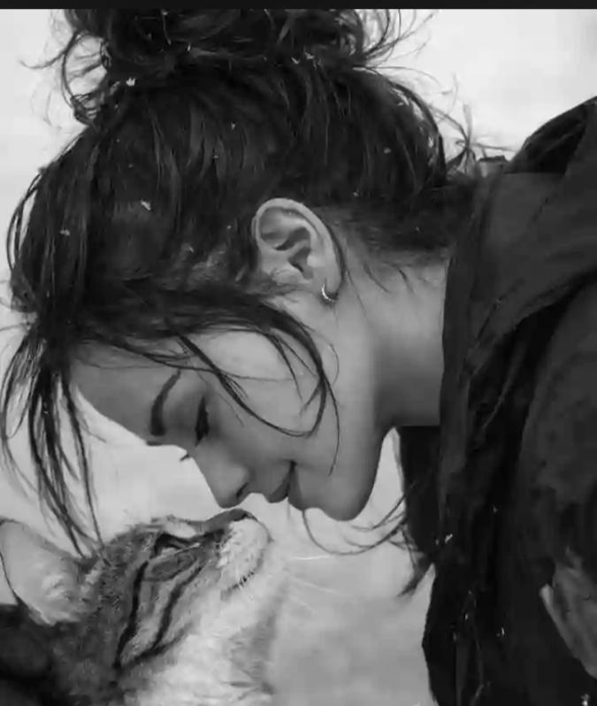 فکرِدنیا سے منقطع ہو کر 
آؤ لمحوں کو جیا جائے !🥀♥️