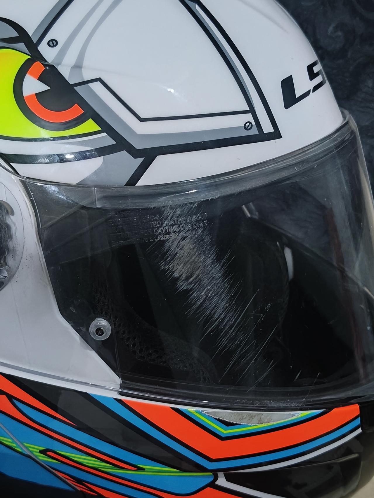 Acha helmet bohot zruri he kabhi bhi Halka sasta helmet na pehne is Liye ke chalan se Bach jaygy is helmet ne accident…