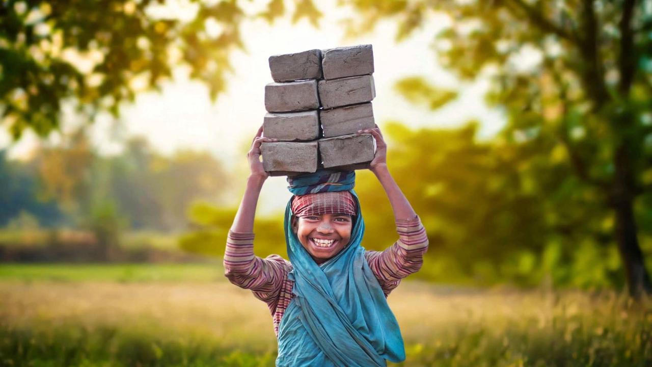 ہزار درجوں سے معتبر ہے
اداس آنکھوں سے مسکرانا
