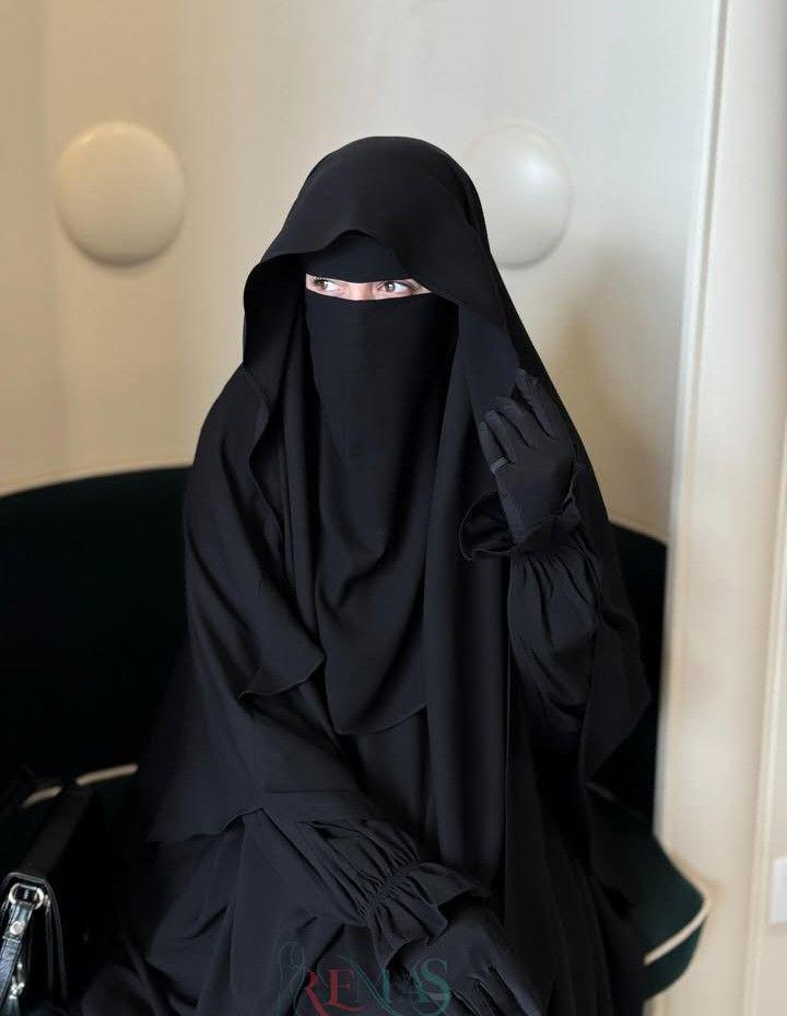 ساری عمر خود کو بد نصیب سمجھتے رہے، پھر کسی نے کہا تم میرا پہلا عشق ہو 🌷🦢