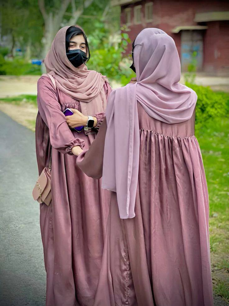 royal. 🖤✨
Hum badaltay nahi, bas door ho jatay hain. 😉