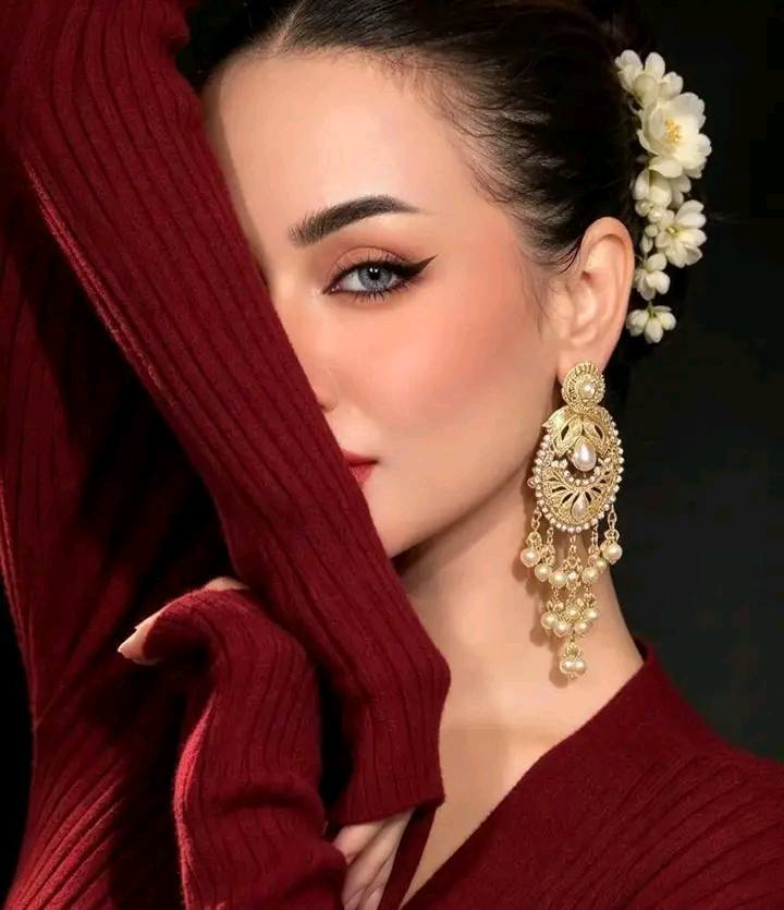 ہر کوٸی نیہں وارے گا جان تُم پر
زمانے کے سینے میں میرا دل تھوڑی ہے ___