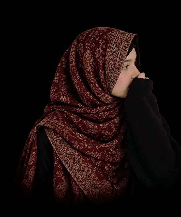 کسی پہ بوجھ کسی پہ رواج لگتا  ہے 
تمہارے سر پہ ڈوپٹہ بھی تاج لگتا ہے 
تم اس سے بات  کروگے تو جان جاو گے
وہ دیکھنے…